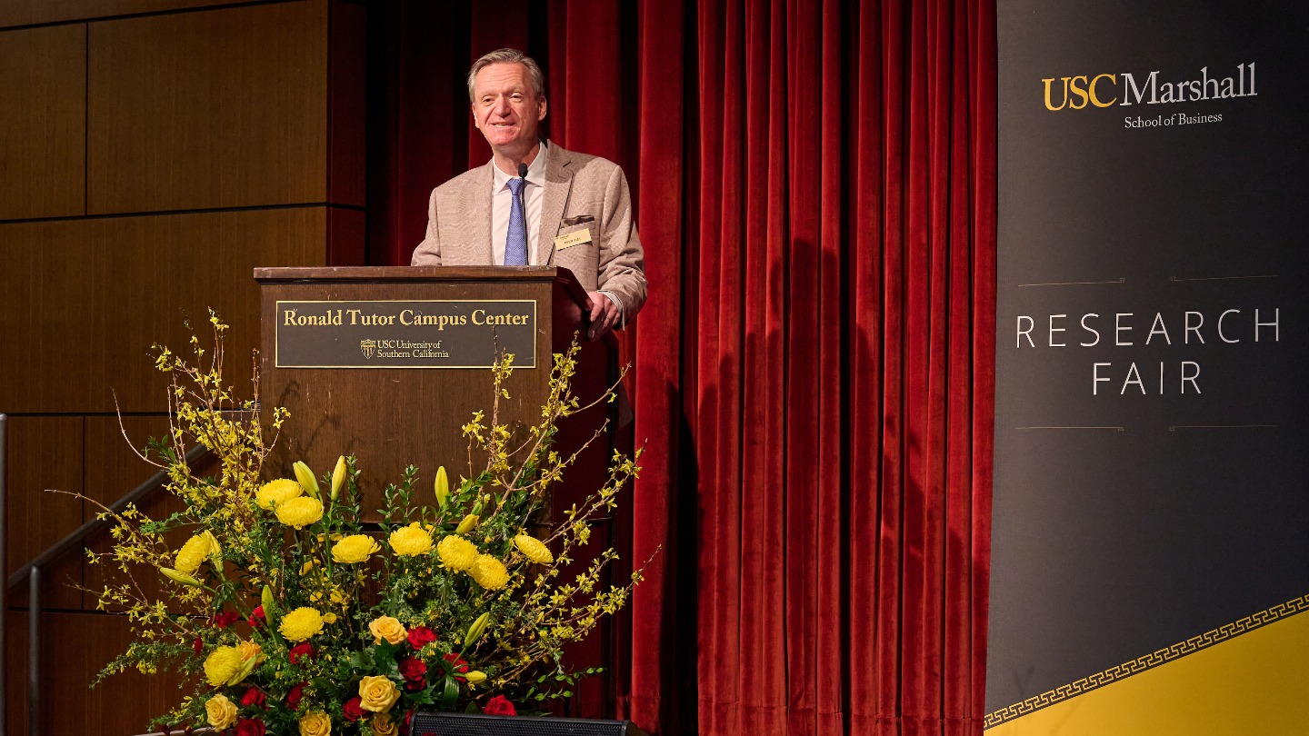 Peer Fiss speaking at a podium