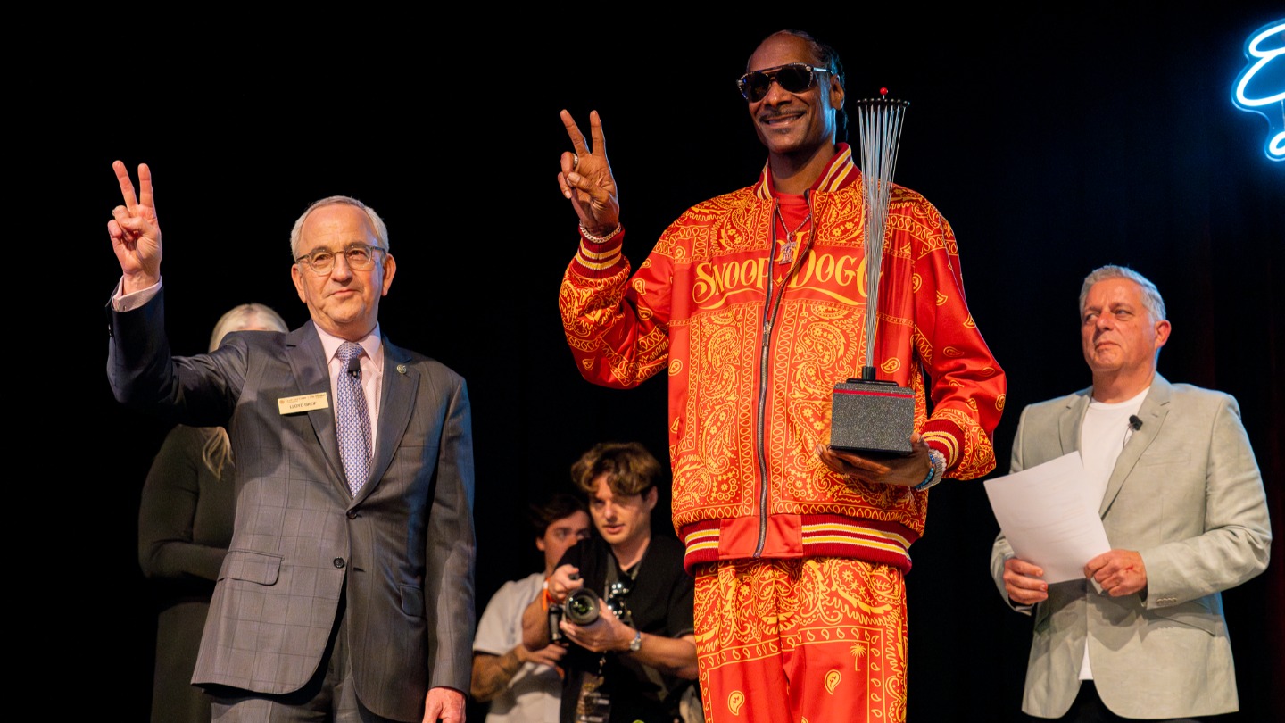 Lloyd Greif presents Snoop with Entrepreneur of the Year