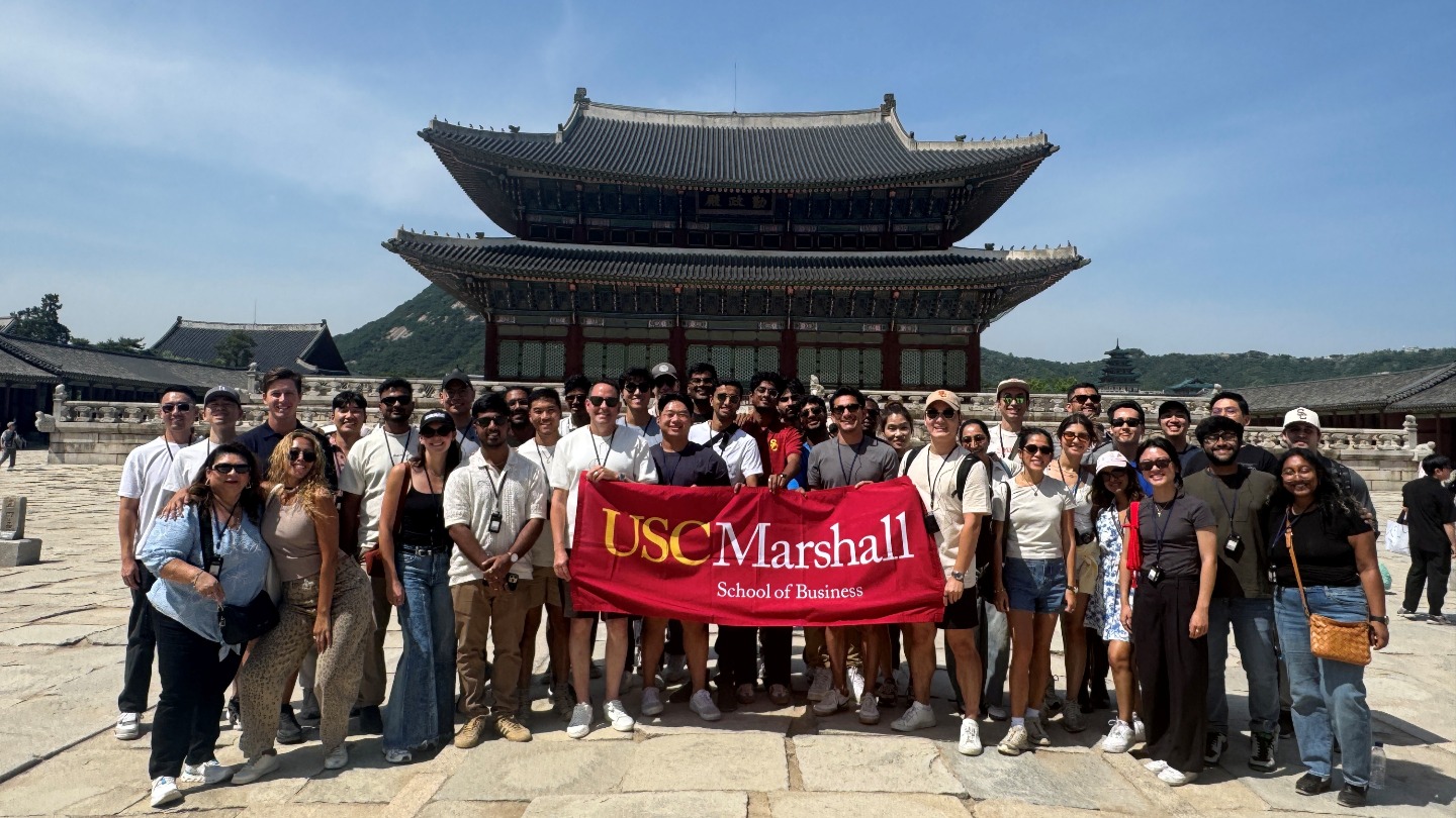 Students standing in front of Gyeongbok Palace