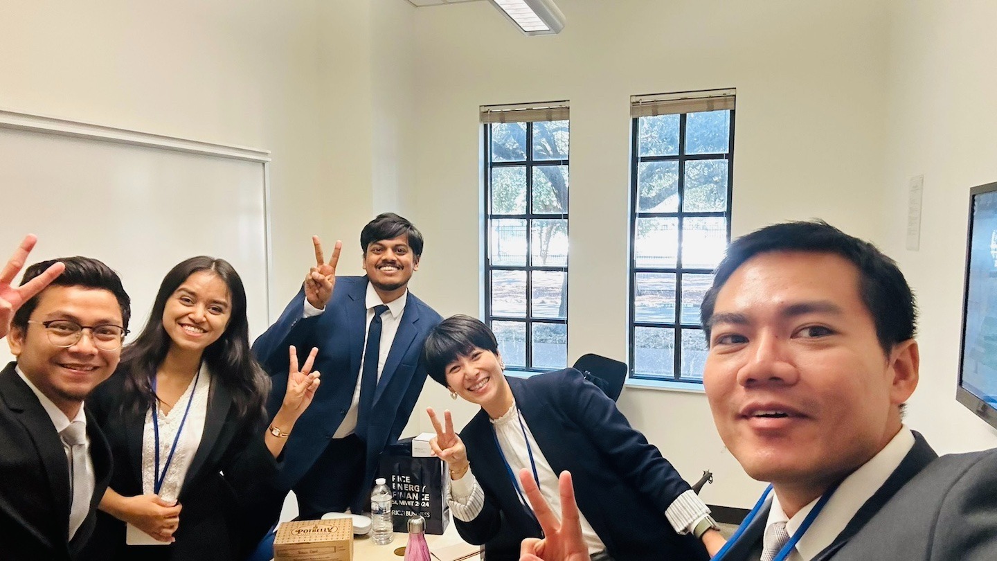 (L-R) Putra, Singh, Mhatre, Fang, and Jinavanich brought their Fight On! spirit and placed fifth among 34 business schools in the Rice Cleantech Innovation Competition.[Photo courtesy of Team Clean Slate]