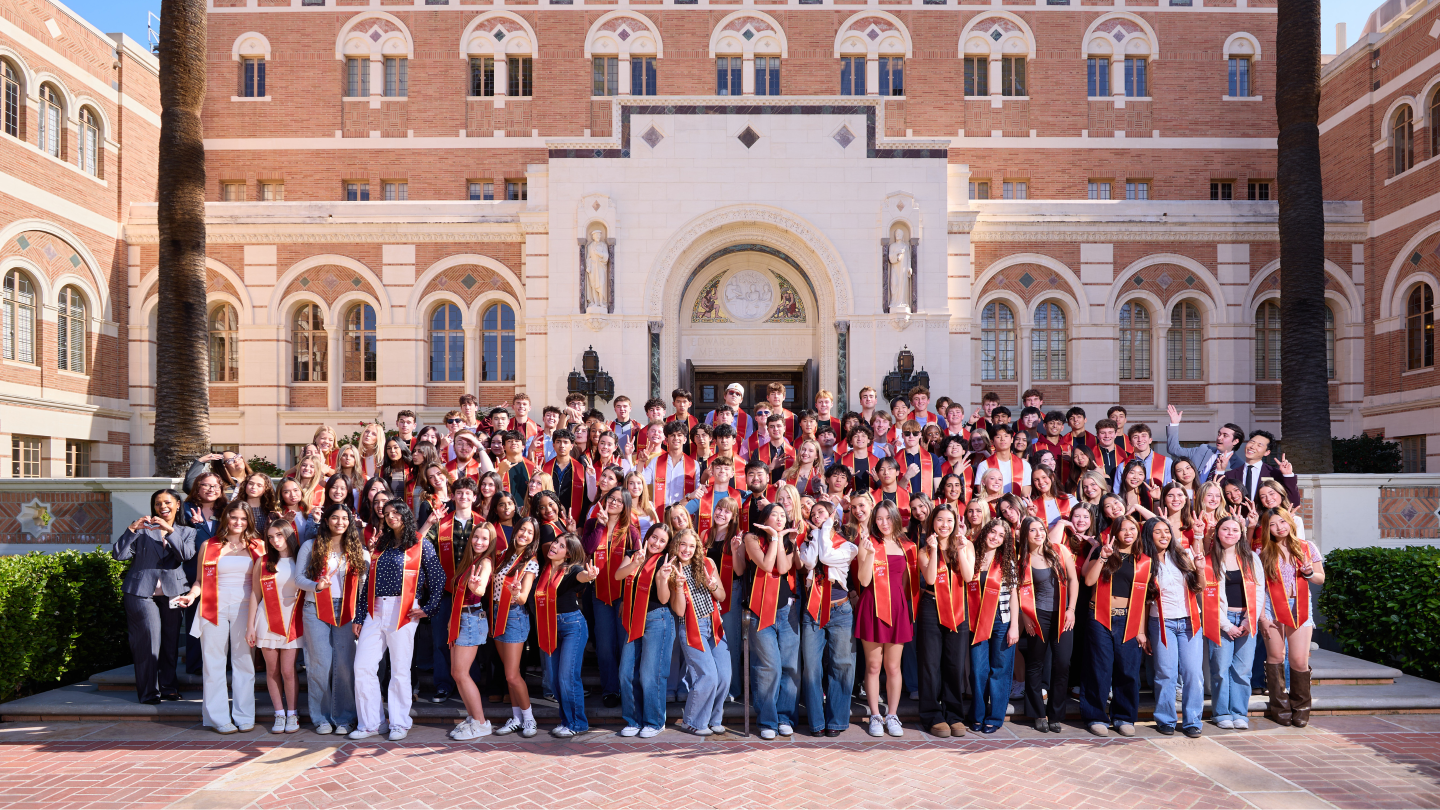 Early decision cohort posing in front of Doheny Library