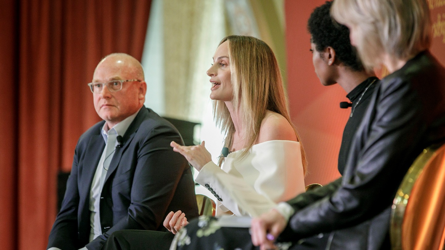 Lauren Santo Domingo speaks as investor Tony Florence, Annenberg Dean Willow Bay and journalism student Pilar Lee look on.