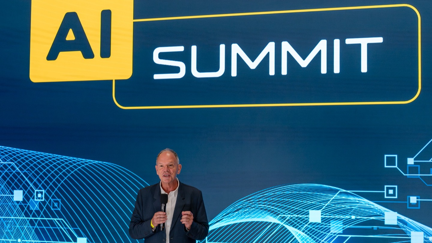 Dean Geoff Garrett speaking at the AI Summit