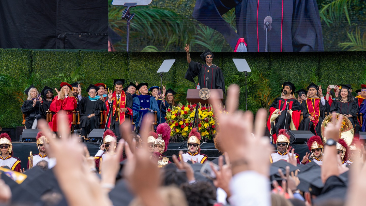 Snoop Dogg giving the &quot;Fight On!&quot; sign