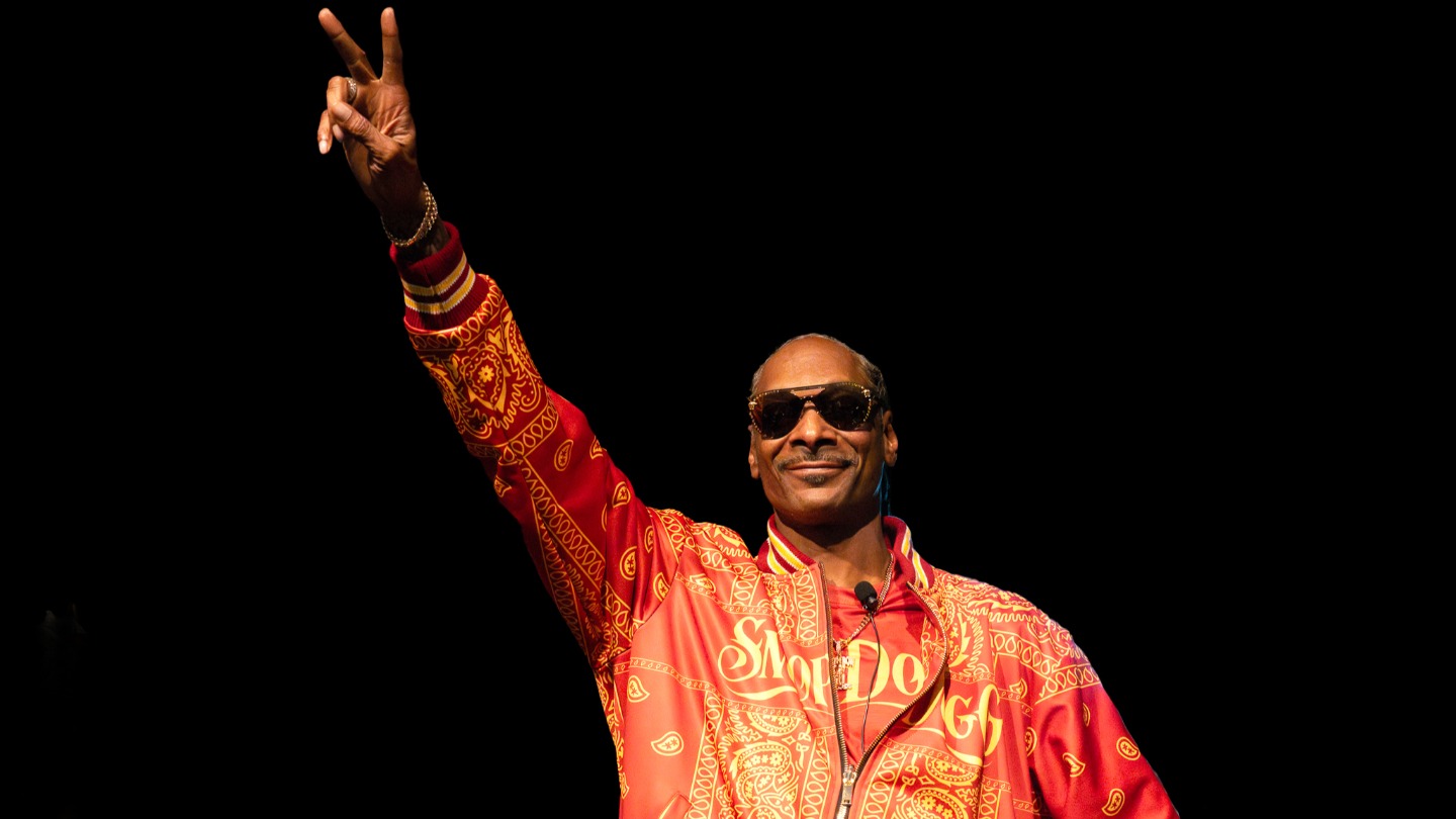 Snoop Dogg giving the Fight On sign