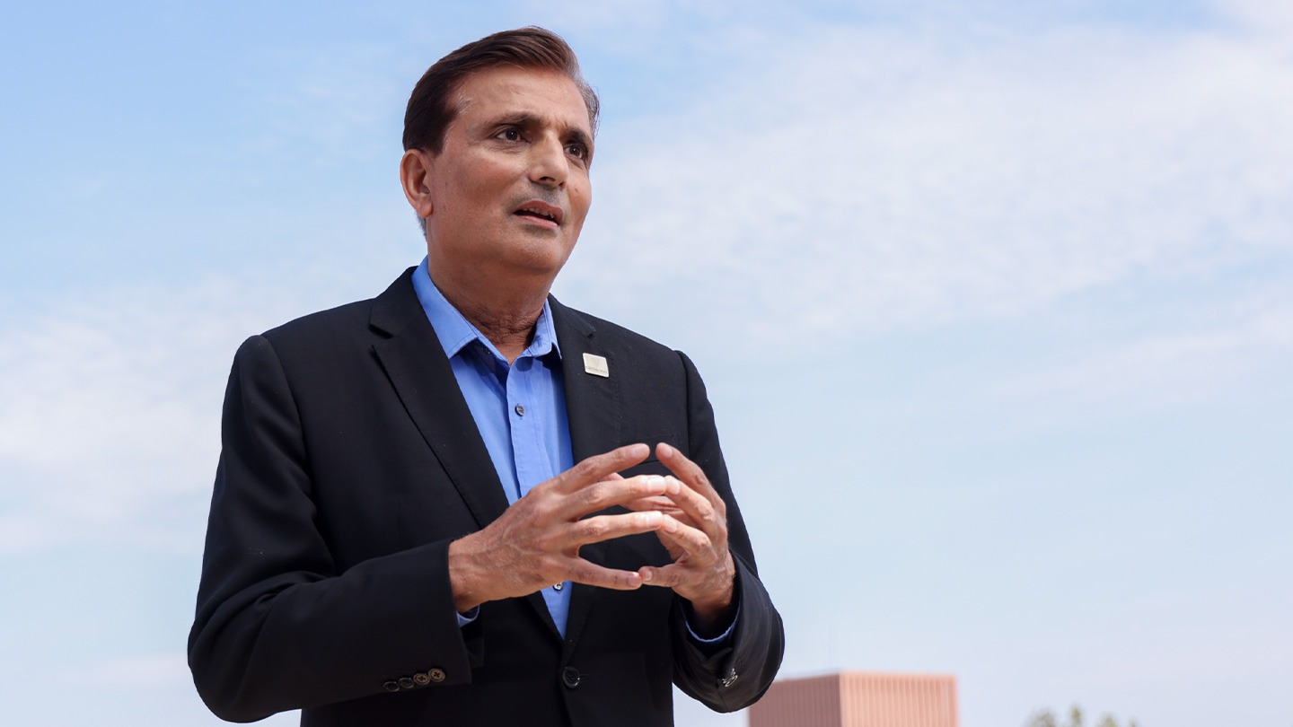 Color photograph of USC Marshall professor Nick Vyas.