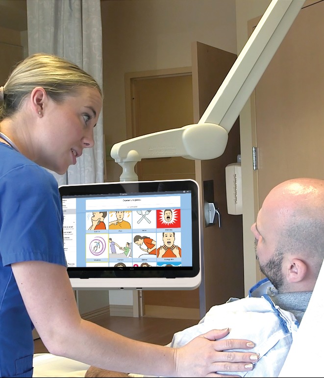 a nurse helping a patient use VidaTalk