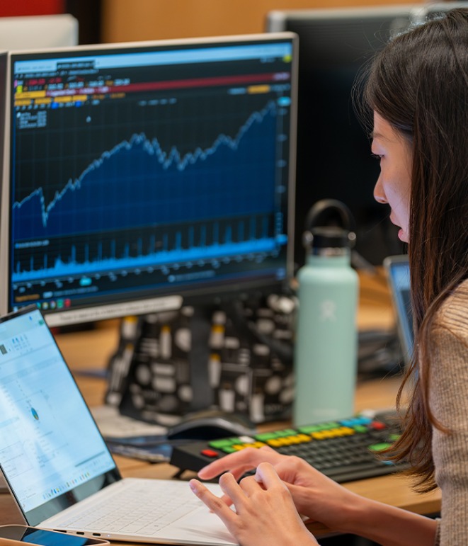 Two USC Marshall students working on a laptop.