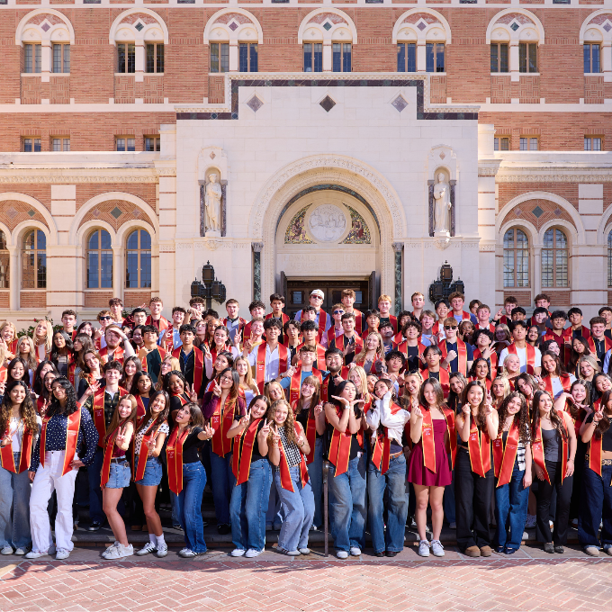 Early decision cohort posing in front of Doheny