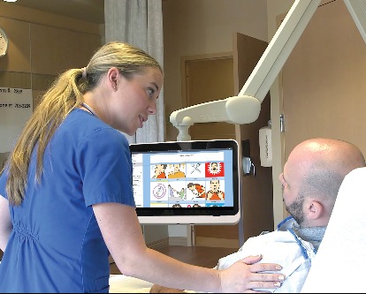 a nurse helping a patient use VidaTalk