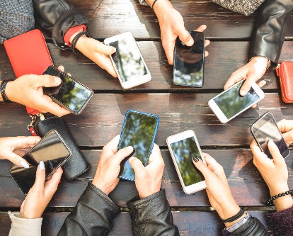 multiple people holding cell phones