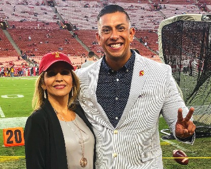 Hector giving the fight on sign with his mother at the Colisseum