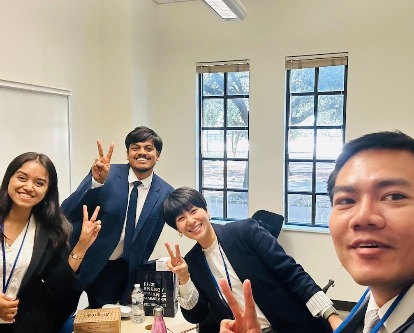 (L-R) Putra, Singh, Mhatre, Fang, and Jinavanich) brought their Fight On! spirit and placed fifth among 34 business schools in the Rice Cleantech Innovation Competition.