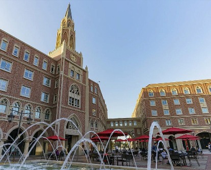 The USC campus on a clear and sunny day.