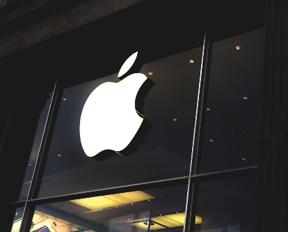 The exterior of an Apple store.