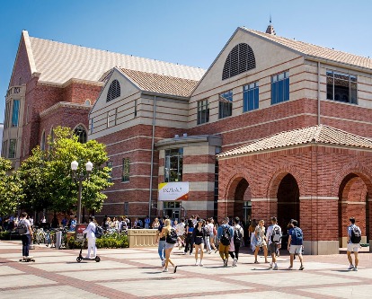 Students walking toward Fertitta Hall