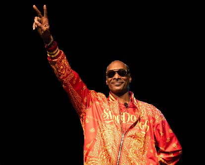 Snoop Dogg giving the Fight On sign