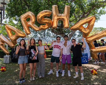 Students in front of Marshall balloons.